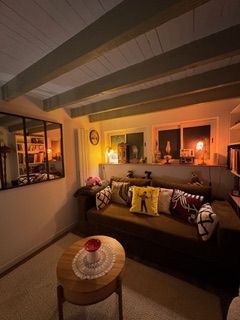 Alice House — salon chaleureux avec canapé et éclairage tamisé