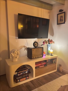 Alice House — coin TV avec radio vintage et décoration rétro