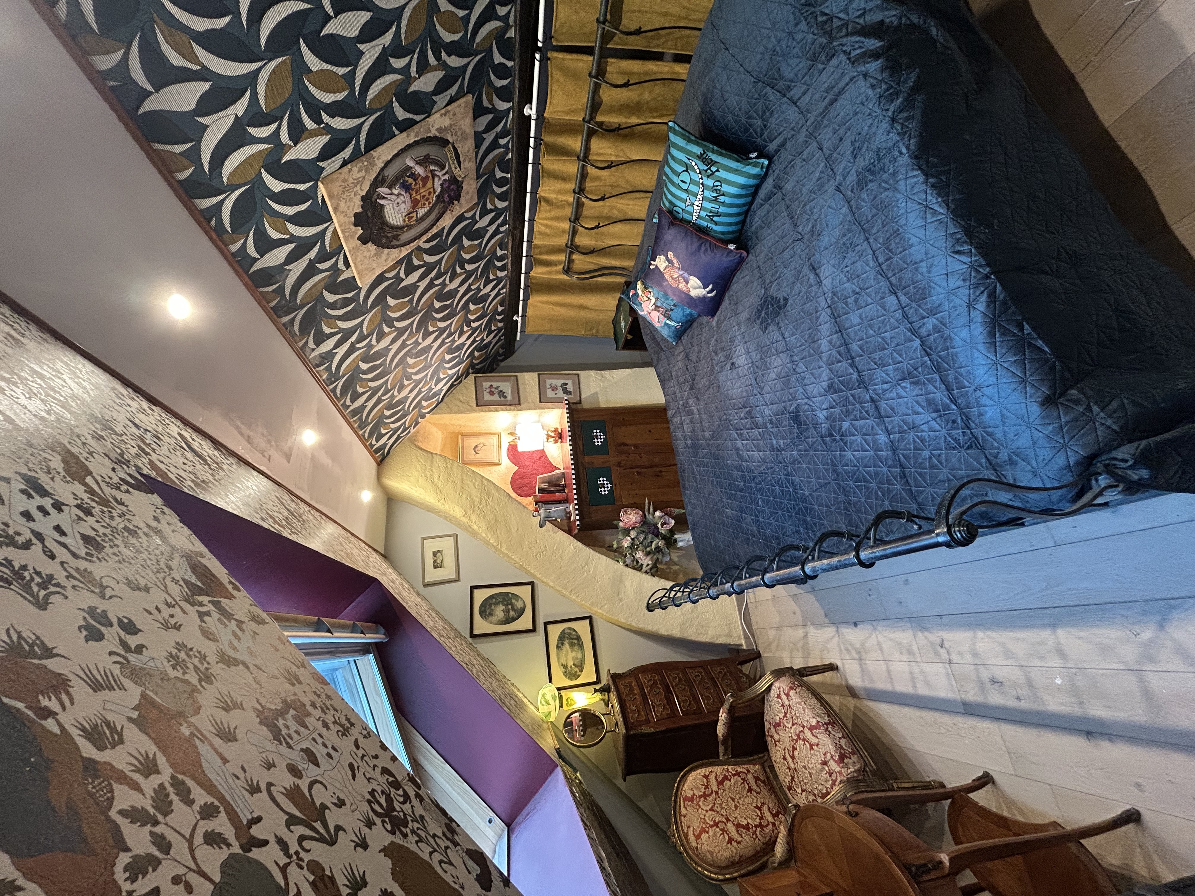 White Rabbit House — chambre vue large avec tapisserie et mobilier d'époque