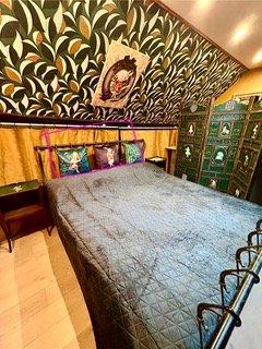 White Rabbit House — chambre en mezzanine, lit king-size et paravent émeraude