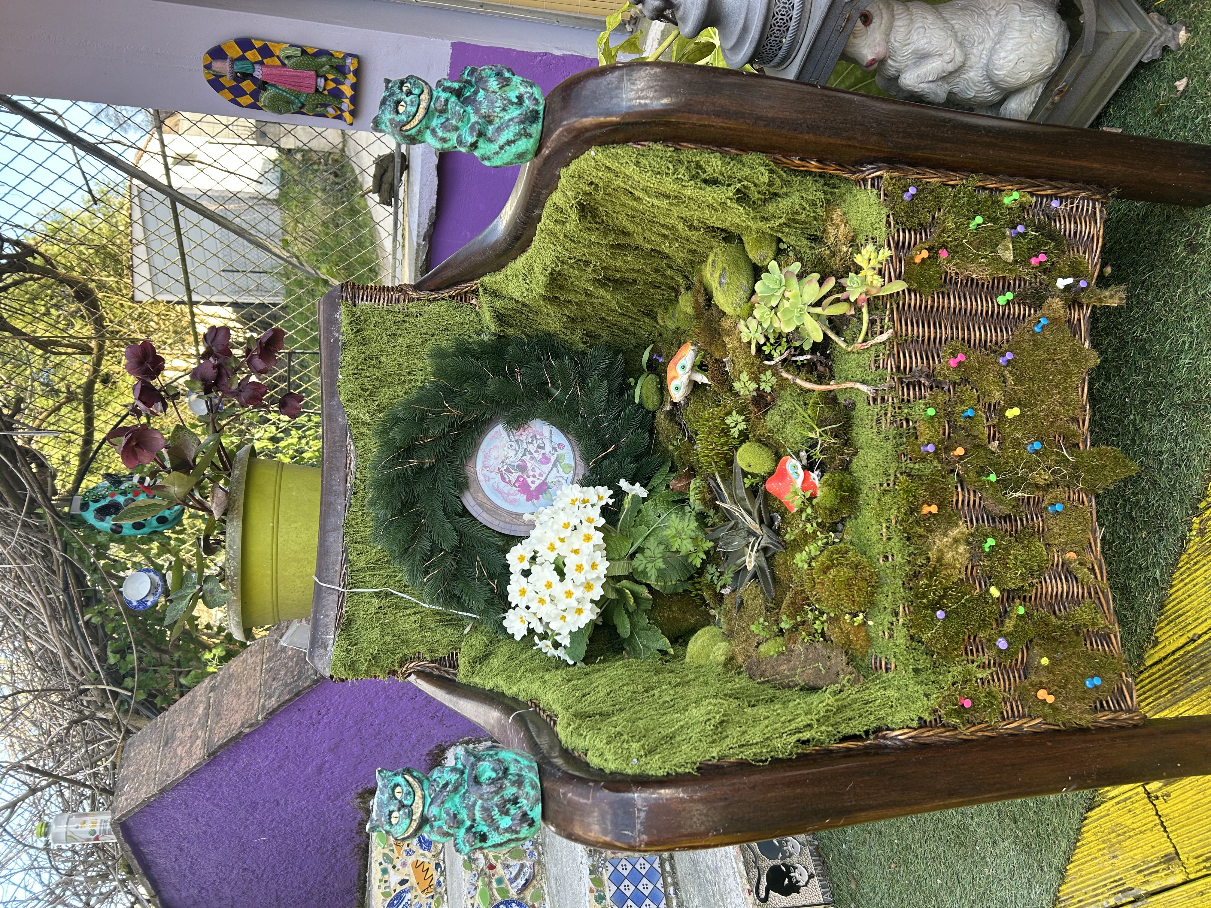 White Rabbit House — jardin miniature enchanté avec mousse, fleurs et lapin blanc