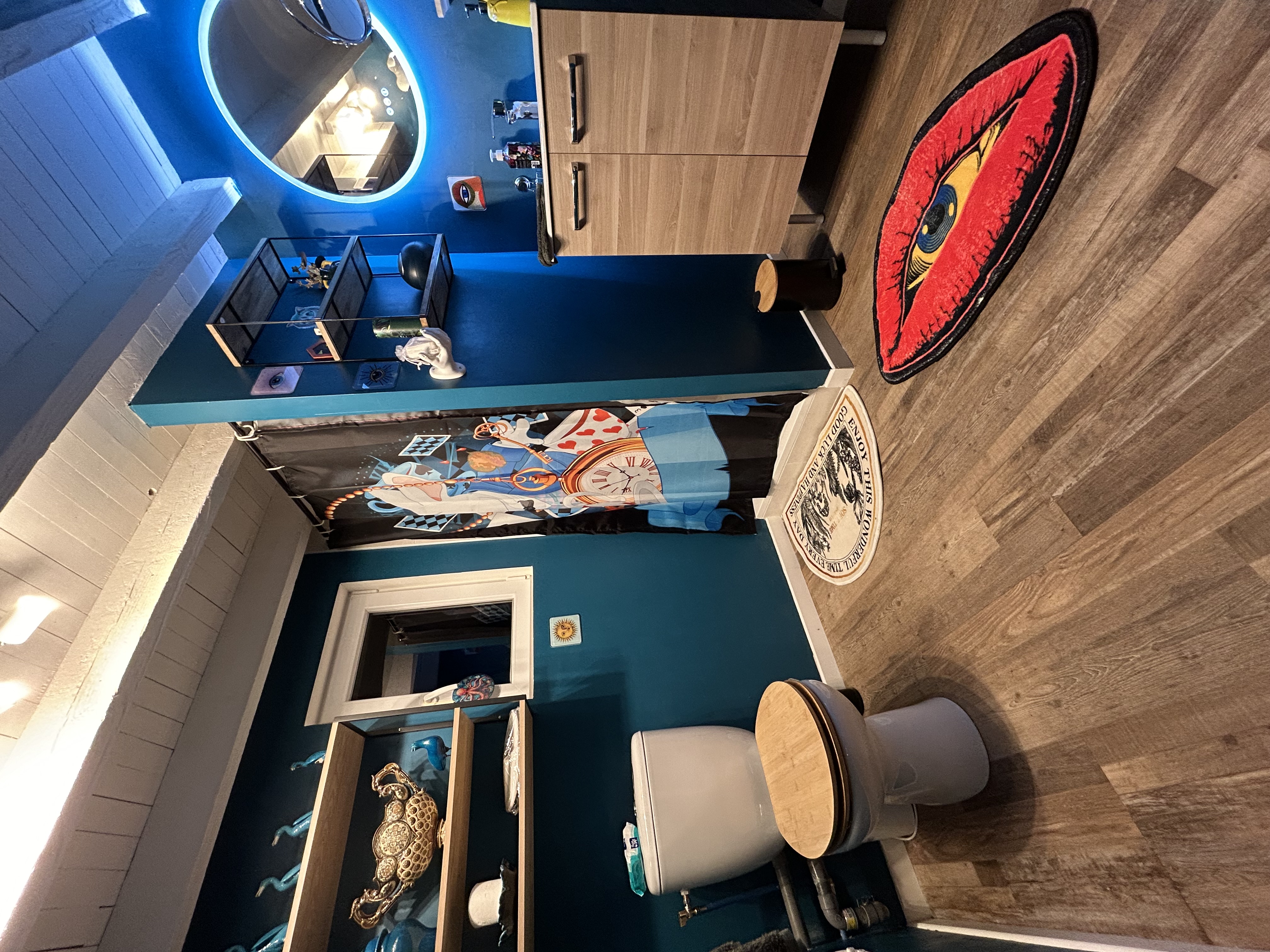 Alice House — salle de bain bleu canard avec douche thématique et miroir LED