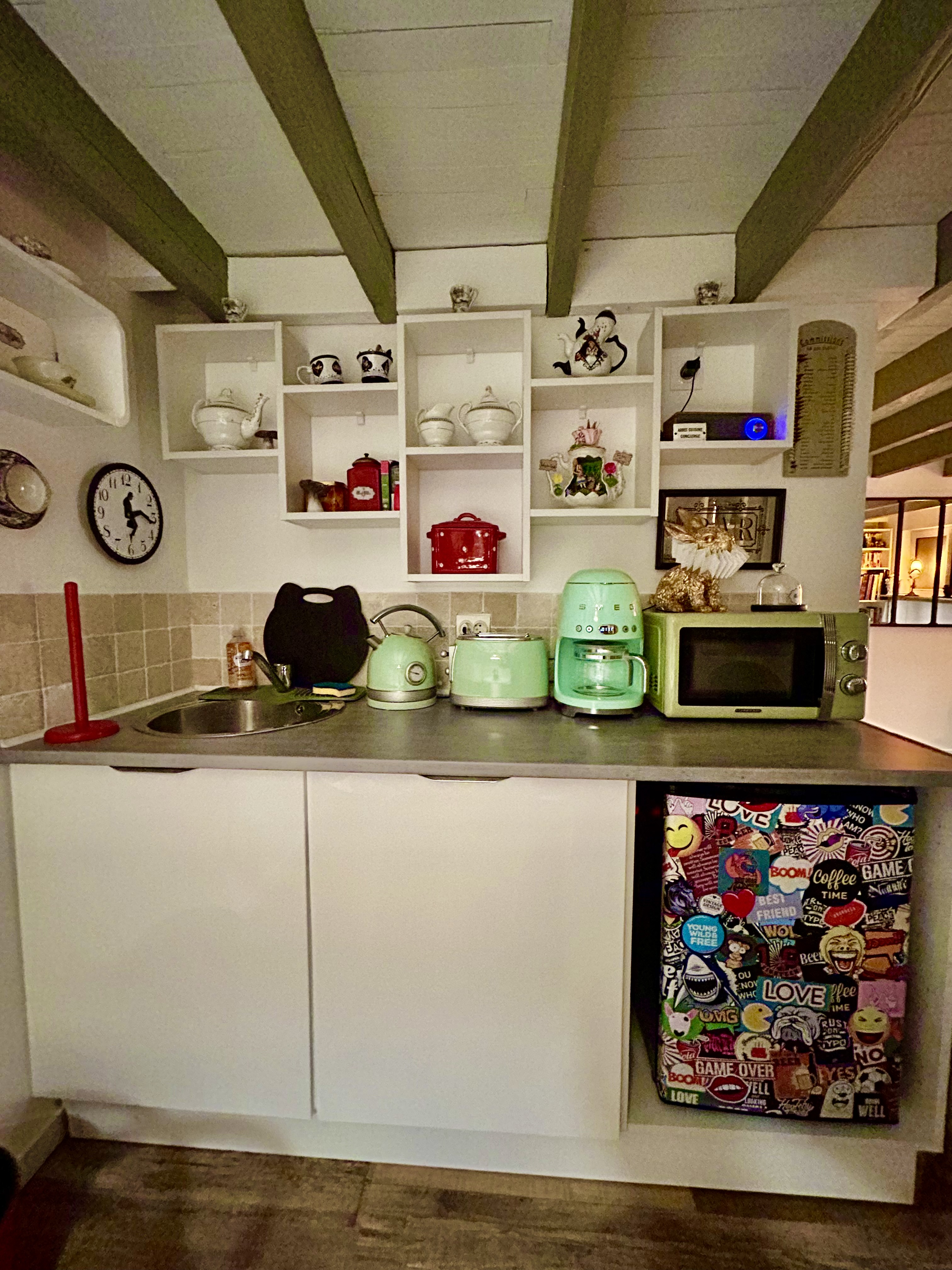 Alice House — cuisine équipée SMEG vert menthe avec mini-frigo pop art