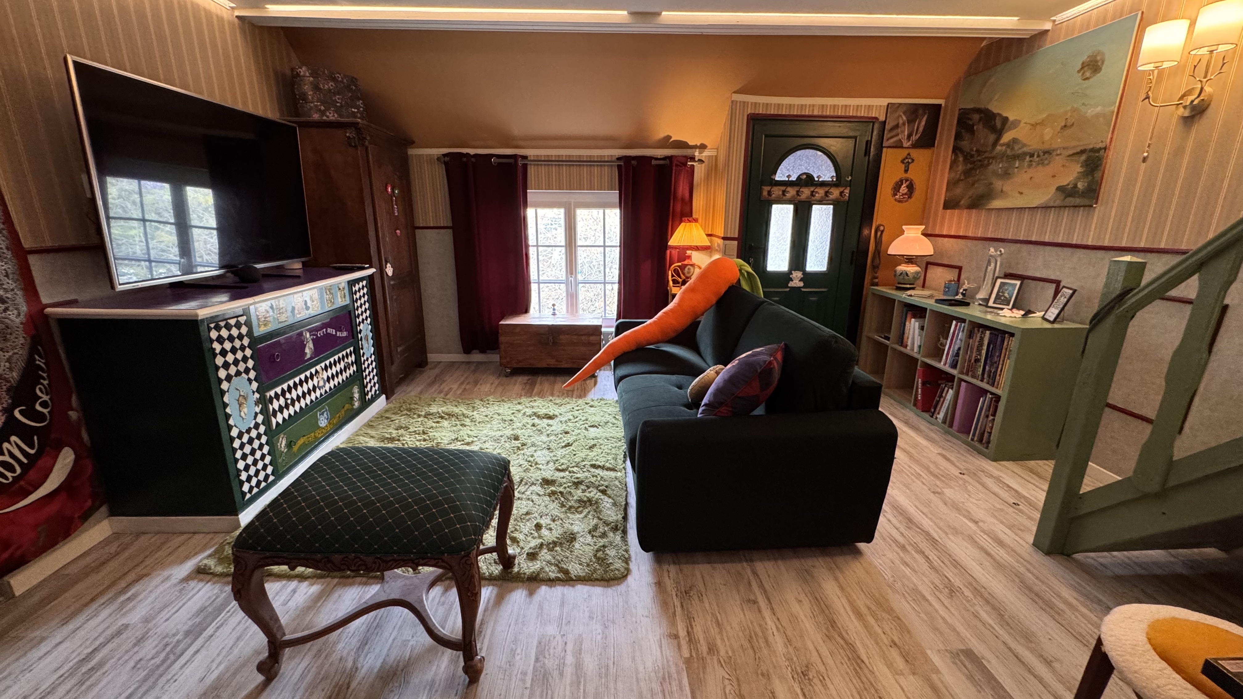 White Rabbit House — salon cosy avec canapé émeraude, commode en damier et coussin carotte géant, Wonderland21