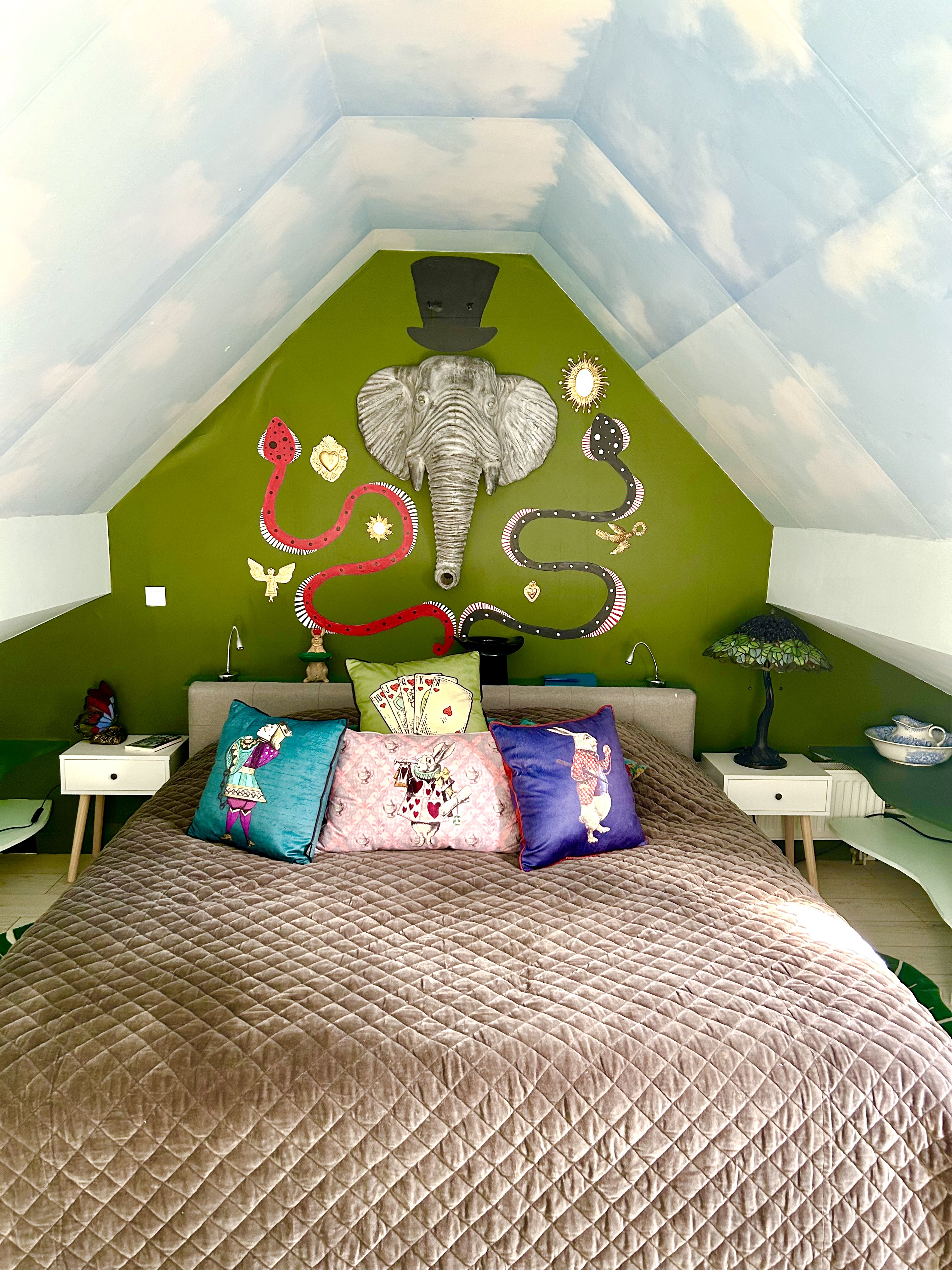 Alice House — chambre sous les toits, fresque éléphant au chapeau, plafond ciel et coussins
