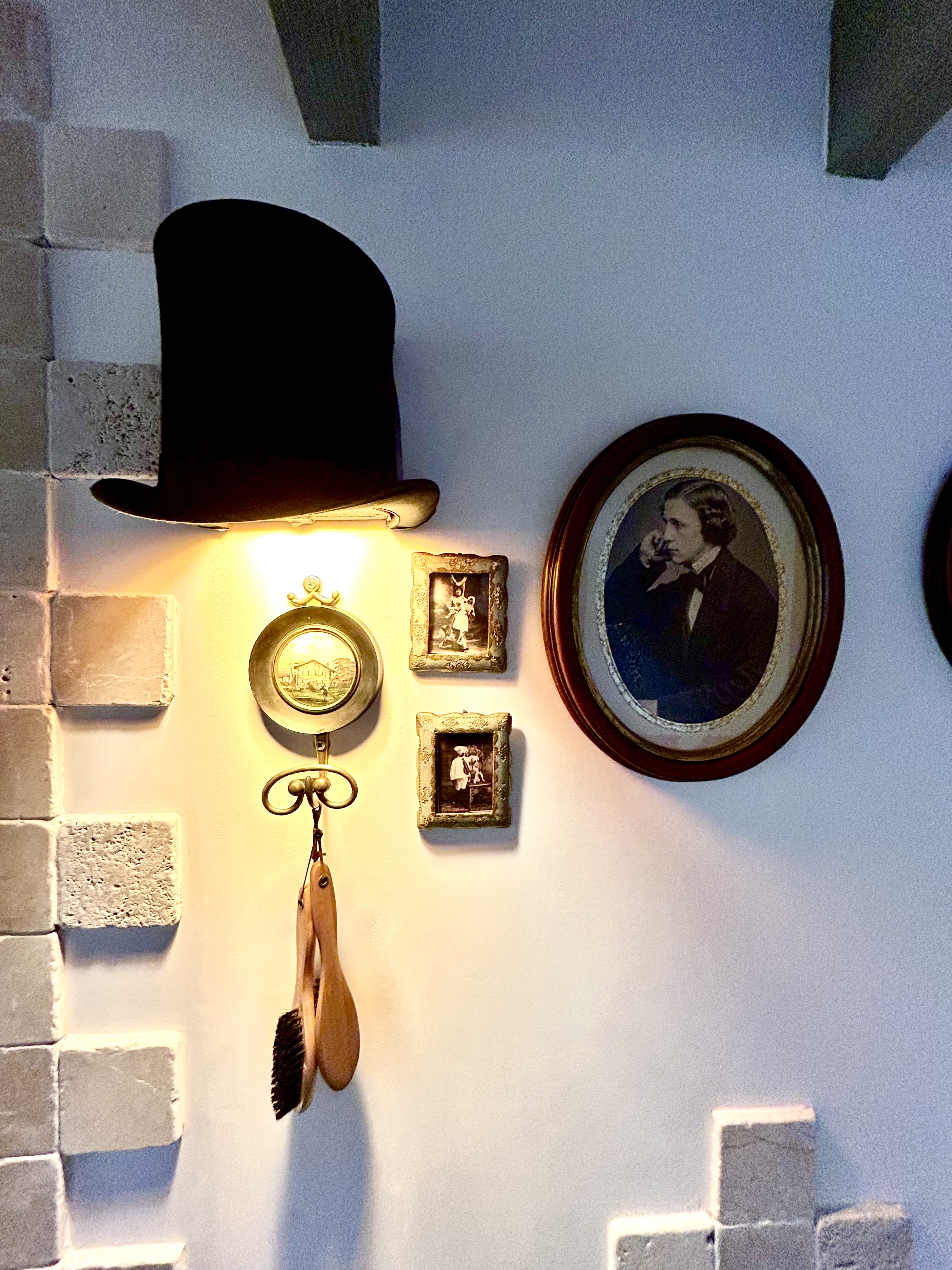 Alice House — haut-de-forme, portrait Lewis Carroll et applique dorée