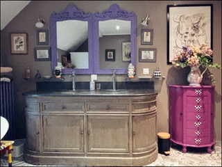 White Rabbit House — salle de bain avec meuble patiné, miroir violet et commode rose