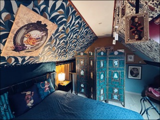 White Rabbit House — détails chambre avec paravent peint et cadres vintage