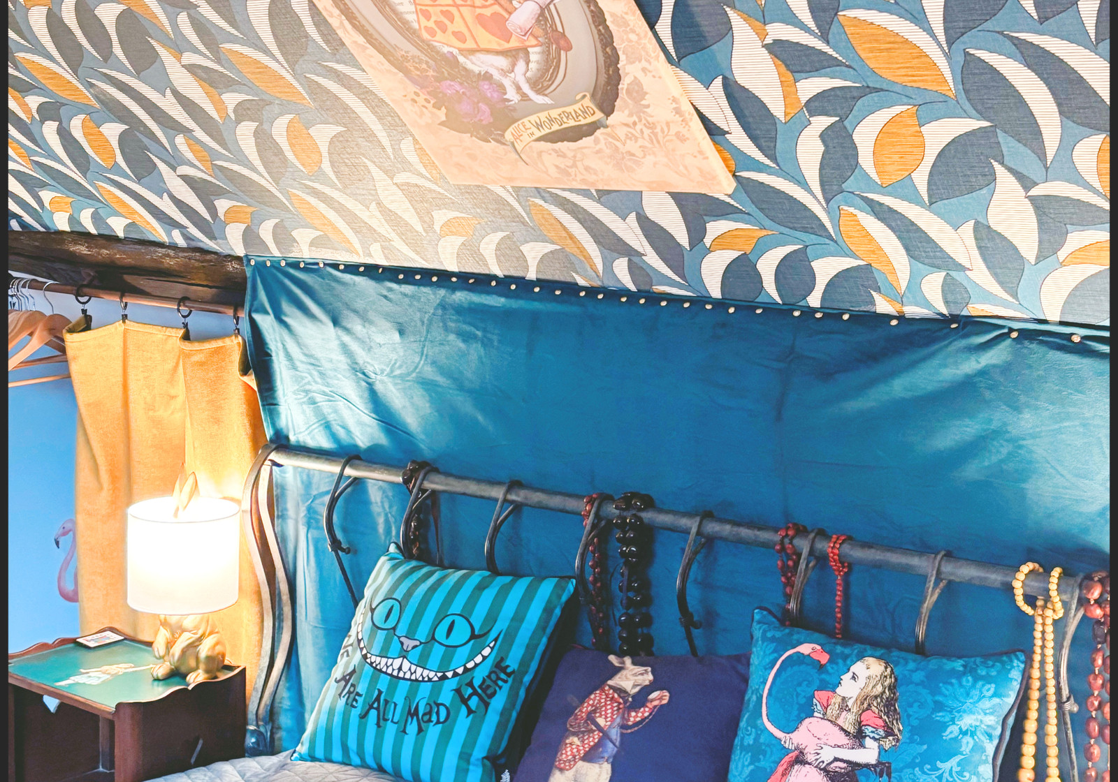 Chambre Alice au Pays des Merveilles avec papier peint végétal bleu et coussins émeraude — chambre d'hôte Wonderland21 près de Disneyland Paris