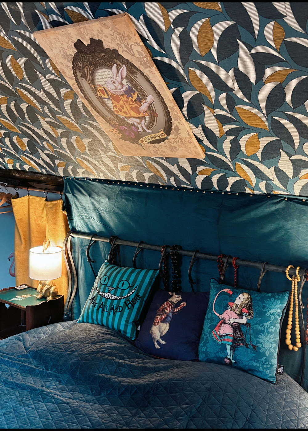 Lit à baldaquin décoré style conte de fées avec coussins Alice et éclairage tamisé — chambre d'hôte Wonderland21 près de Disneyland Paris