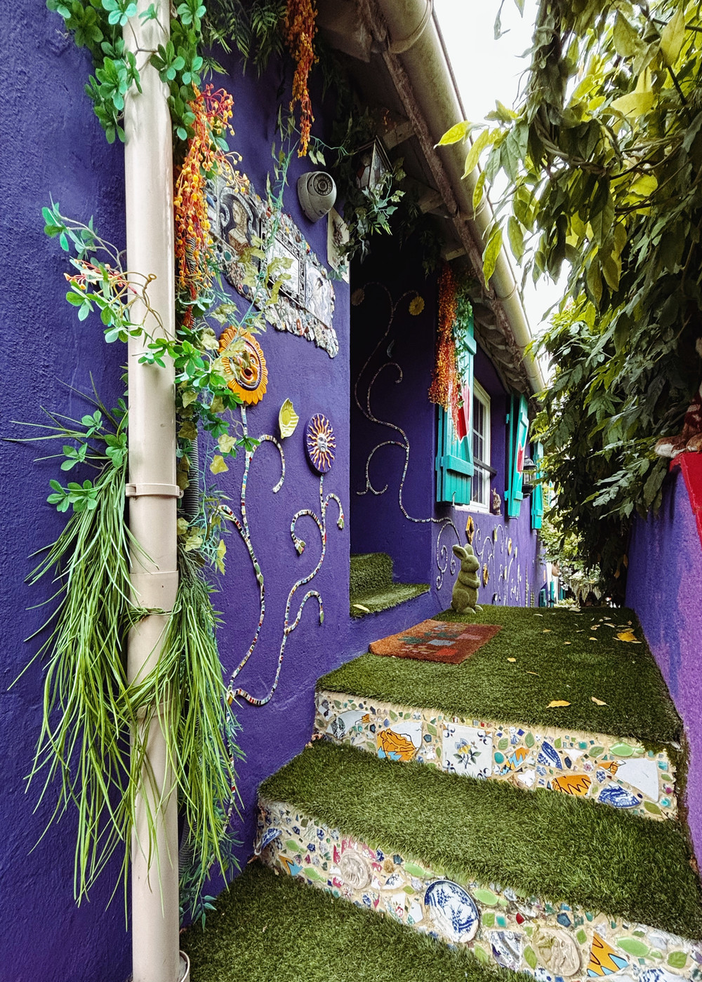 Fresque murale colorée avec personnages fantastiques dans l'escalier Wonderland21