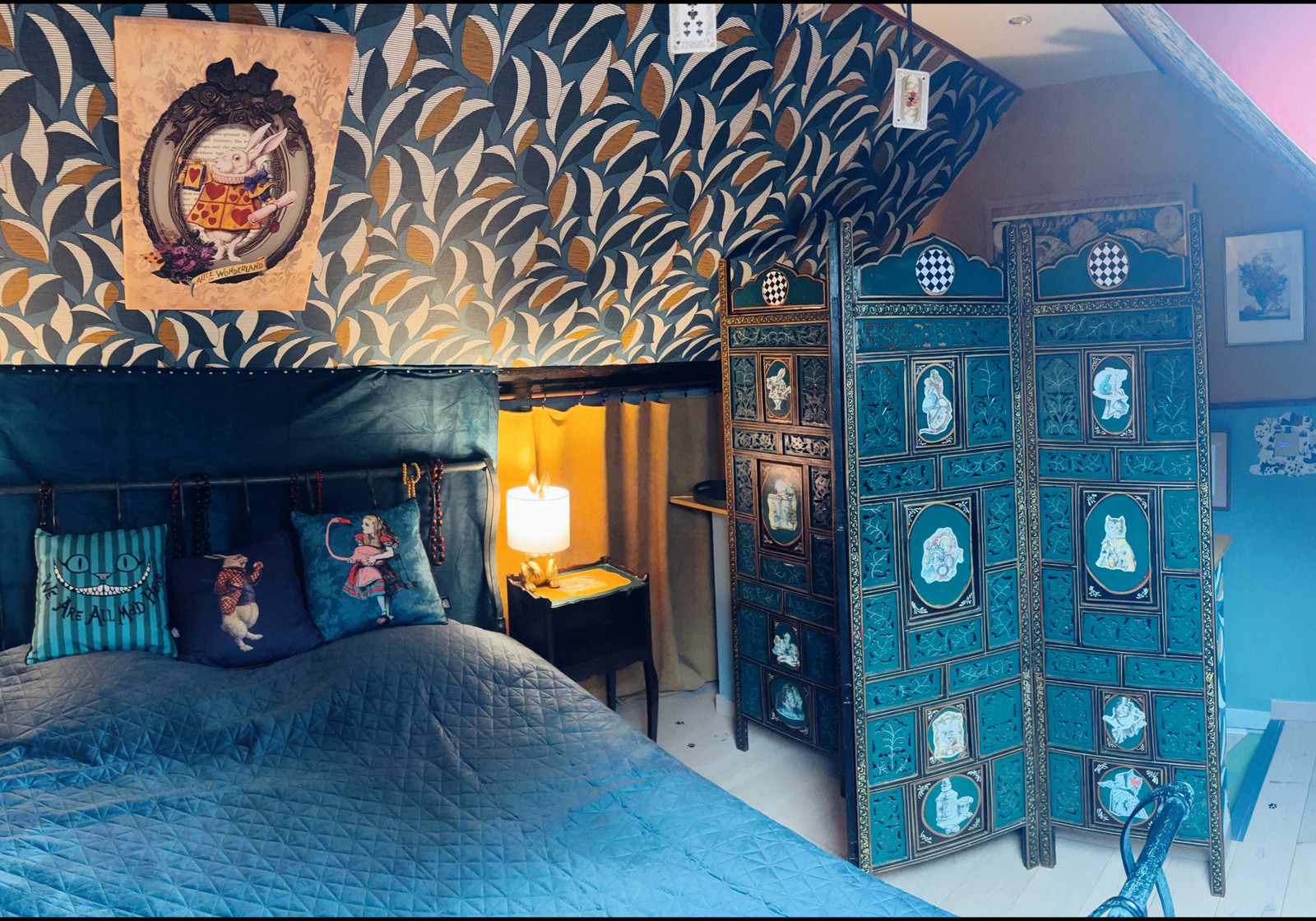 Chambre bleue avec armoire peinte de motifs d'échiquier et veilleuse tamisée — chambre d'hôte Wonderland21 près de Disneyland Paris