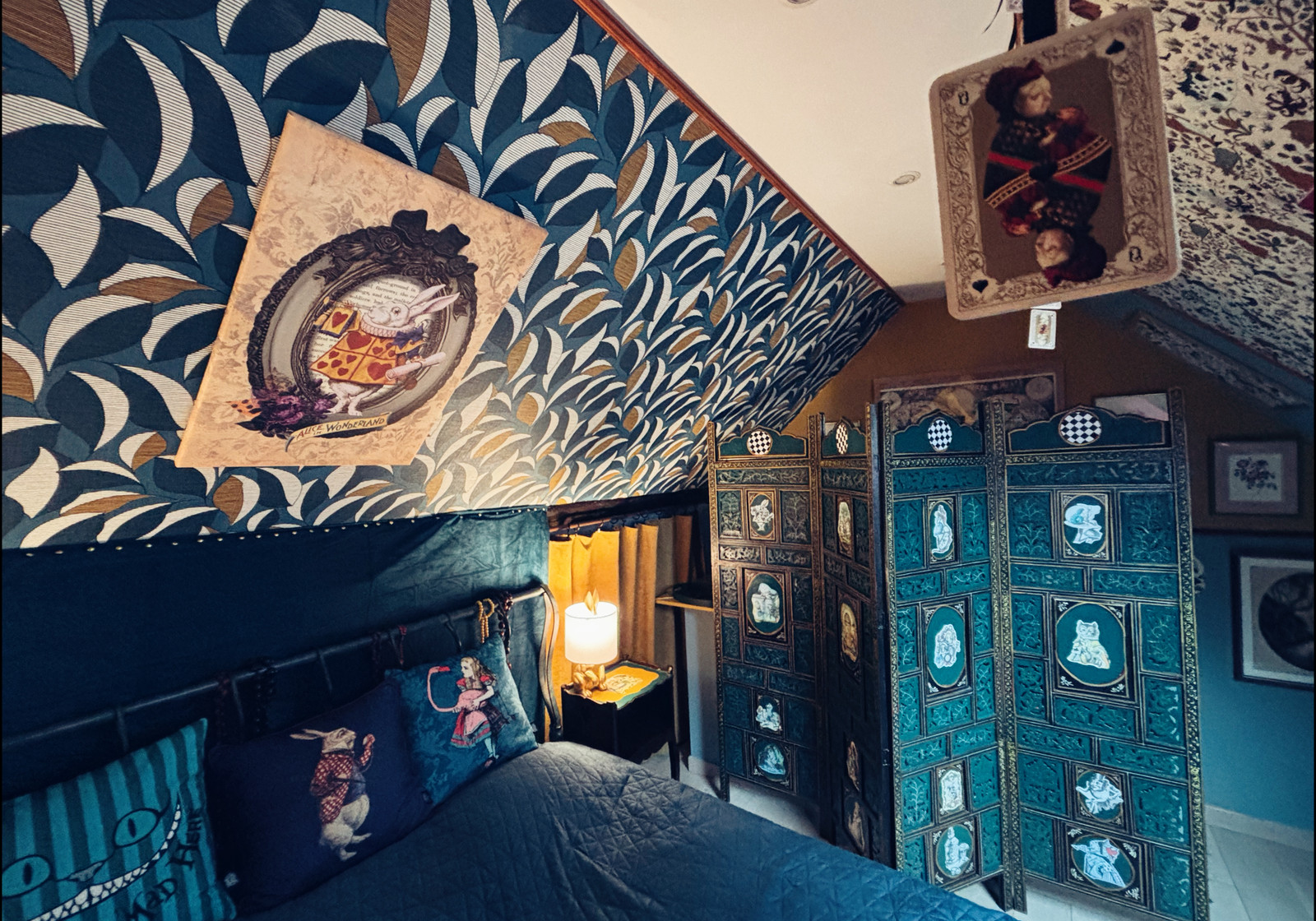 Salle de bain rétro avec baignoire sur pieds et carreaux à losanges rouges — chambre d'hôte Wonderland21 près de Disneyland Paris