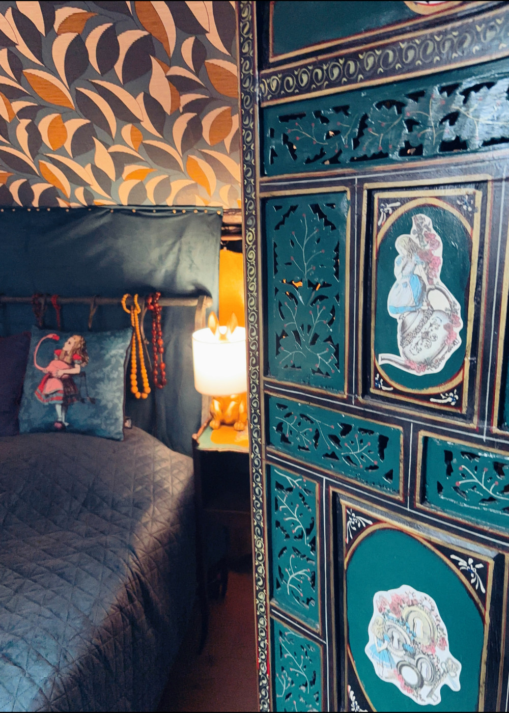 Porte miniature enchantée dans le mur, clin d'œil Alice au Pays des Merveilles — chambre d'hôte Wonderland21 près de Disneyland Paris