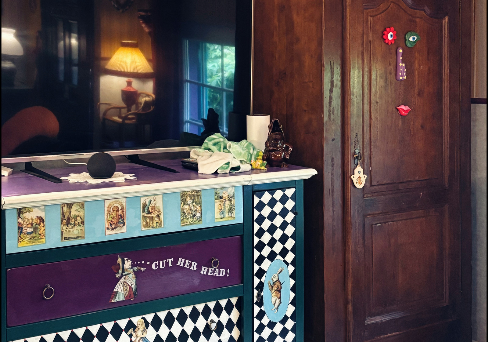 Façade maison briarde en pierre avec volets et jardin paysager, Wonderland21