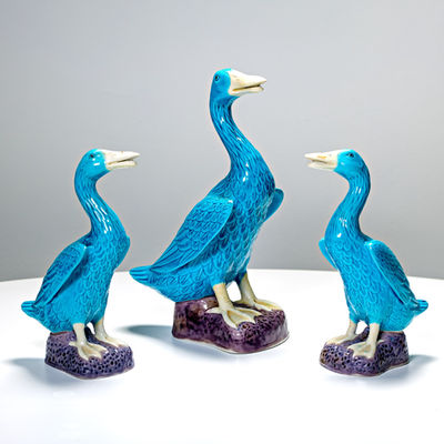 Trio de canards décoratifs en céramique bleu turquoise sur socle améthyste, chambre d'hôte Wonderland21 près de Disneyland Paris