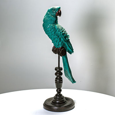 Perroquet décoratif en métal vert sur chandelier en bois tourné, chambre d'hôte Wonderland21 près de Disneyland Paris