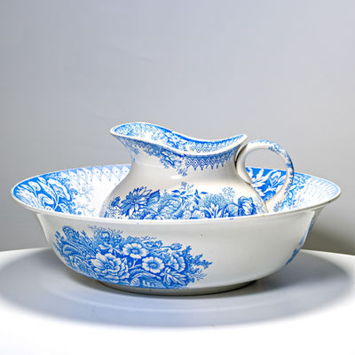 Broc et vasque en faïence bleue et blanche à motifs floraux, style Delft, chambre d'hôte Wonderland21 près de Disneyland Paris