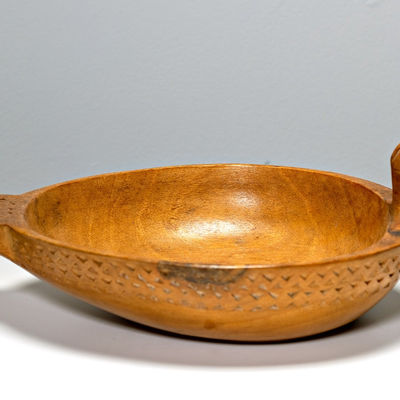 Coupe ovale en bois sculpté avec motifs gravés, art populaire, chambre d'hôte Wonderland21 près de Disneyland Paris