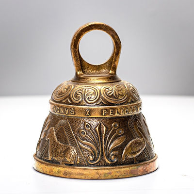 Clochette ancienne en laiton ciselé avec décor floral et anses, chambre d'hôte Wonderland21 près de Disneyland Paris