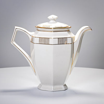 Cafetière verseuse en porcelaine blanche avec filets dorés, style Art Déco, chambre d'hôte Wonderland21 près de Disneyland Paris