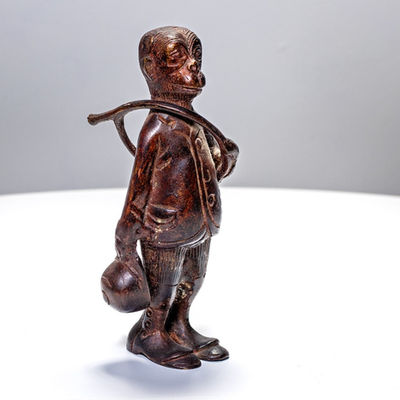 Statuette en bronze patiné représentant un personnage avec chapeau et bâton, chambre d'hôte Wonderland21 près de Disneyland Paris