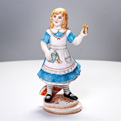 Figurine Alice au Pays des Merveilles en porcelaine peinte à la main, chambre d'hôte Wonderland21 près de Disneyland Paris