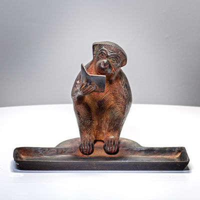 Figurine singe lecteur en céramique peinte sur socle en bois, objet fantaisie, chambre d'hôte Wonderland21 près de Disneyland Paris